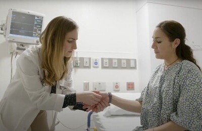 Кодирование Аквилонг в Ворсме Врач держит пациентку за руку