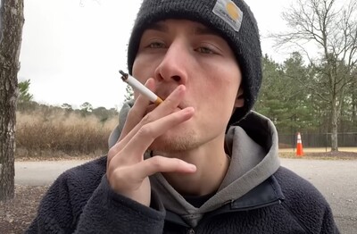 Лечение зависимости от табакокурения в Ворсме Мужчина с сигаретой делает затяжку