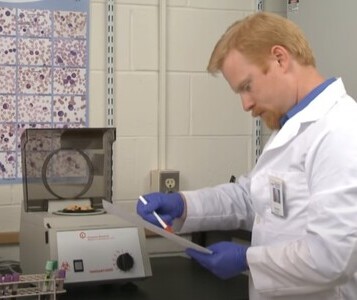 Клиника лечения наркозависимости в Ворсме Врач в кабинете клиники