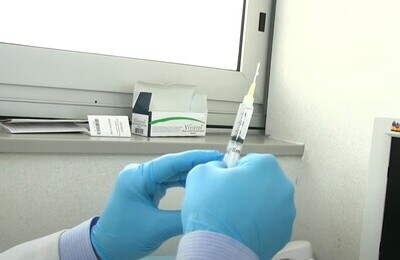 Проведение кодирования Вивитролом в Ворсме Шприц с Вивитролом в руках у врача